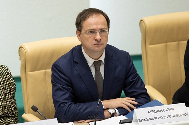 Мединский решил научить школьников любить русское кино