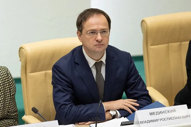 Мединский решил научить школьников любить русское кино