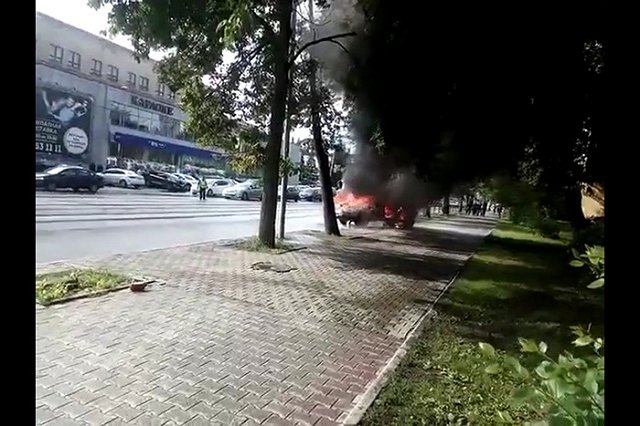 На Луначарского сгорел внедорожник