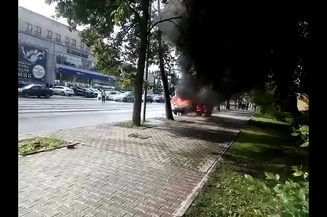 На Луначарского сгорел внедорожник