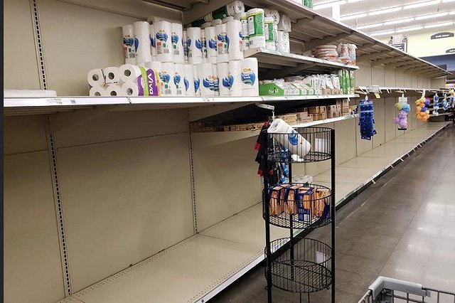 В США и Европе началась паника из-за коронавируса: население опустошает полки магазинов