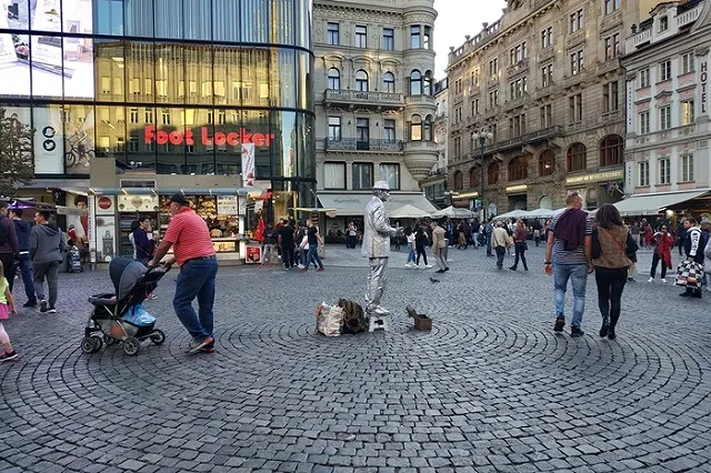 В Праге на опустевшем постаменте памятника маршалу Коневу 9 мая поставили унитаз