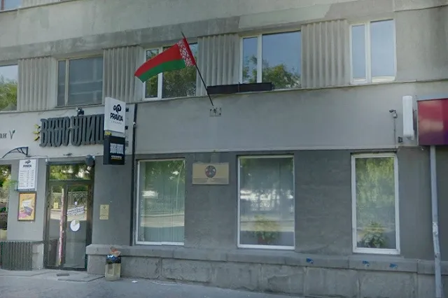 В Екатеринбурге у посольства Белоруссии прошел тихий митинг