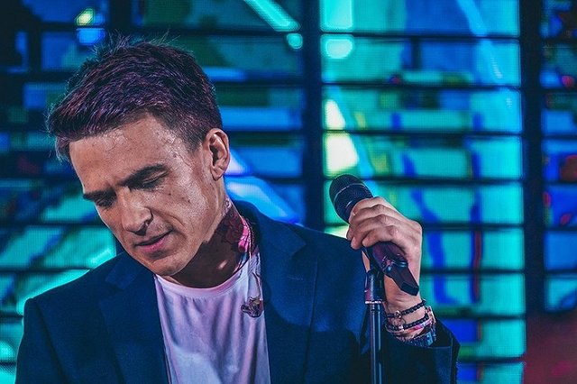 Певец Влад Топалов попал в аварию