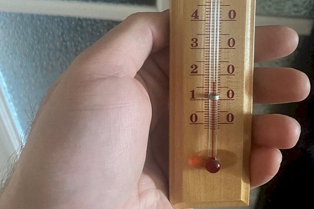 «Температура опускается до +9»: в екатеринбургском микрорайоне замерзают жители десятков многоэтажек