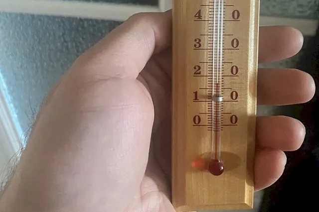 «Температура опускается до +9»: в екатеринбургском микрорайоне замерзают жители десятков многоэтажек