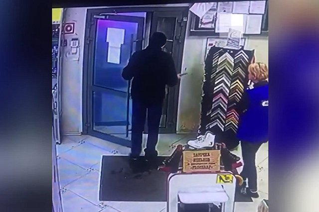 В Екатеринбурге вор угрожал женщине только что украденным ножом