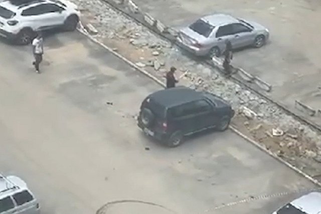 В Академическом рабочие били припаркованные автомобили