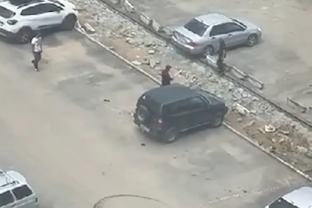 В Академическом рабочие били припаркованные автомобили