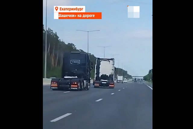 Большегрузы-«головастики» устроили игру в «шашечки» на Кольцовском тракте