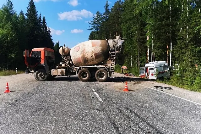 На свердловской трассе бригада скорой попала в смертельное ДТП
