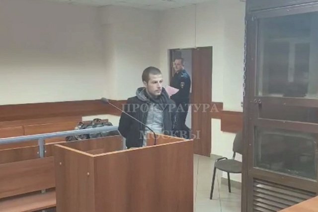 Незваный ухажер напал в московском метро с ножом на малознакомую женщину