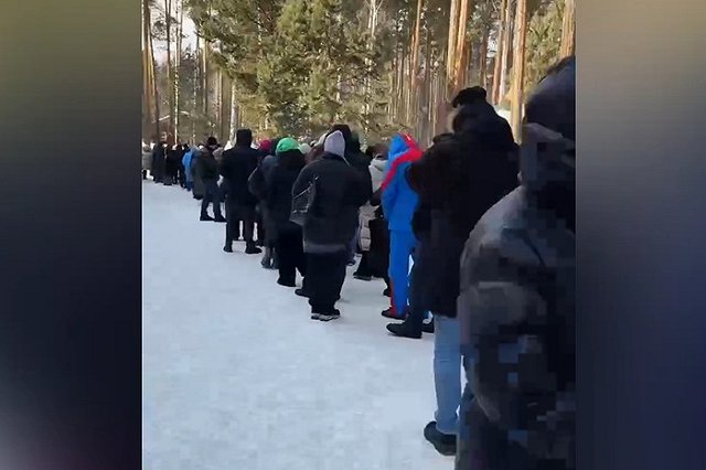 Свердловчане все выходные стоят в огромной очереди