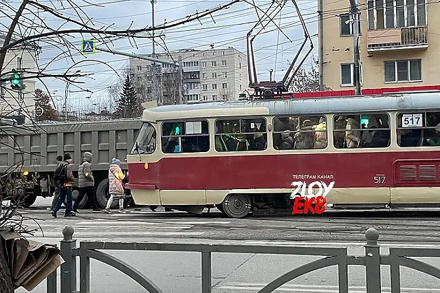 В центре Екатеринбурга сошёл с рельсов трамвай