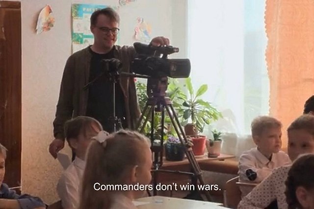 «Уволился и покинул Россию». Уральский учитель незаконно вел съемку детей по заказу американцев