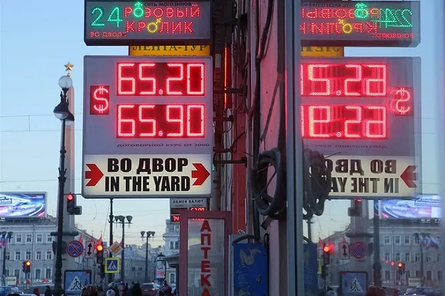 Райффайзенбанк предсказал рост курс доллара к маю до 65 рублей