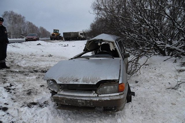 Самоуверенная девушка-водитель ВАЗ-2114 врезалась в MAN на свердловской трассе