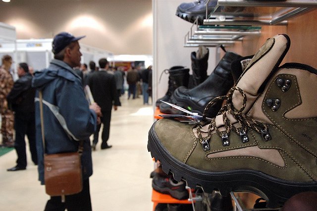 В Петербурге покупатель ботинок ограбил обувной