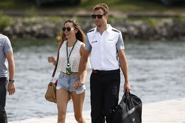 Гонщик Баттон развелся с женой после года брака