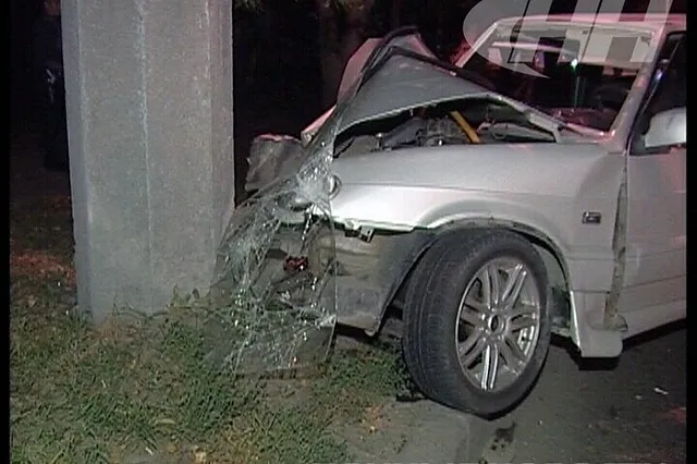 Subaru протаранила опору моста на проспекте Космонавтов (ФОТО)