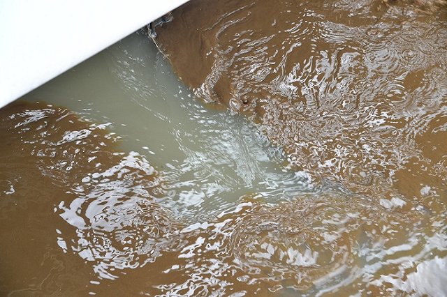 В доме семьи из Сысерти из крана бежит вода с фекалиями
