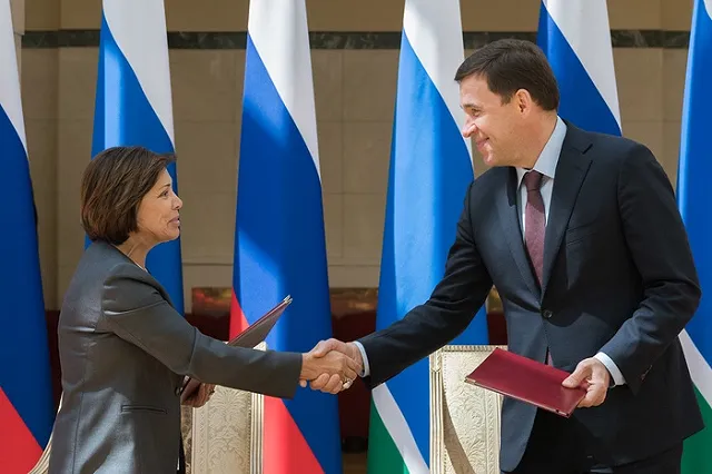 Роднина и Куйвашев подписали соглашение о развитии школьного спорта в области