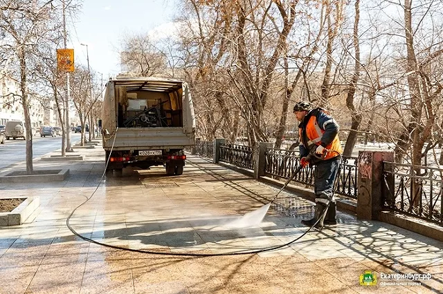 Екатеринбург начали мыть со специальным шампунем