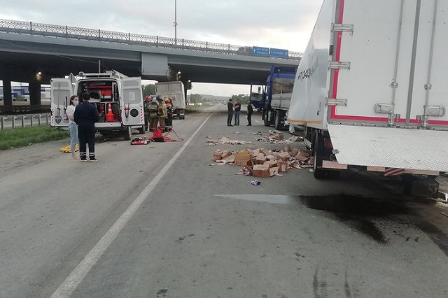 Два грузовика столкнулись вчера вечером на ЕКАД, есть погибший