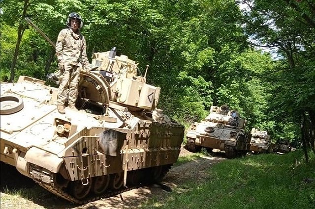 Украина стягивает к границе с Крымом сотни танков и артиллерию