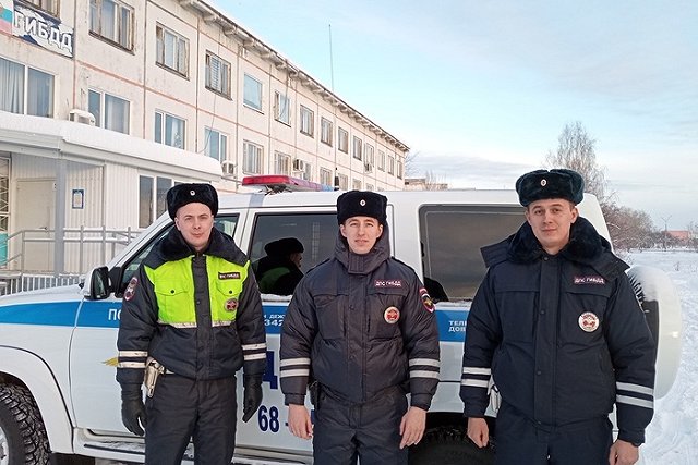 В Лесном два экипажа ДПС спасли из огня многодетную семью