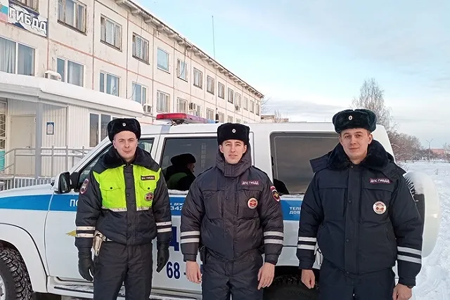 В Лесном два экипажа ДПС спасли из огня многодетную семью