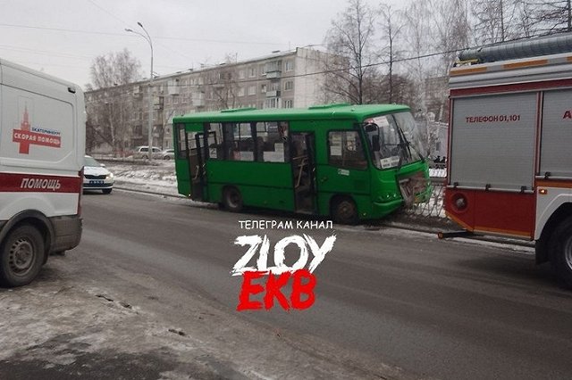 На Юго-Западе пассажирский автобус влетел в забор