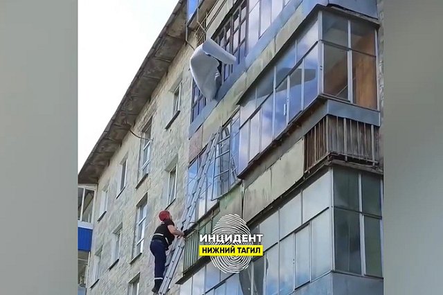 Свердловские родители оставили малышей на балконе, и те едва не погибли