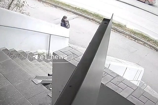 В Екатеринбурге женщина украла котёнка с поводка у 10-летней девочки-инвалида