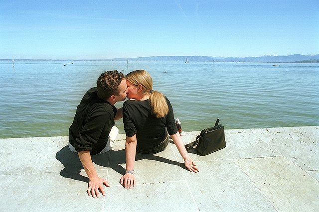 «Евросеть» объявляет в России конкурс на самый #реальныйпоцелуй.