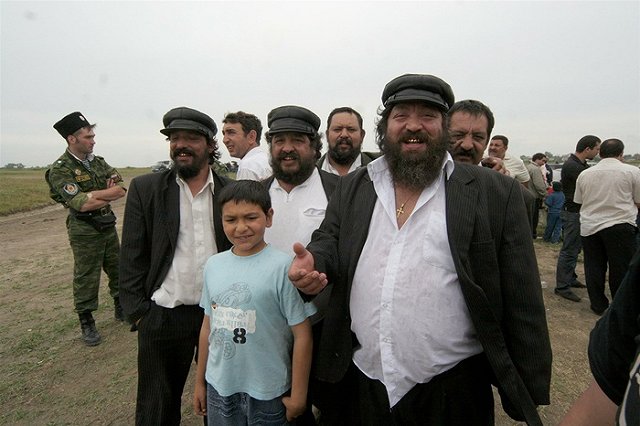 Цыгане, протаранившие на повозке с лошадью иномарку, возместили ущерб