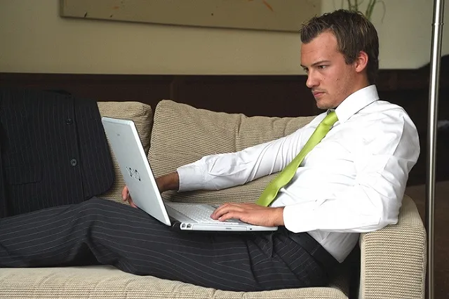 Эксперты: Россияне стали проводить больше времени на работе и чаще болеть