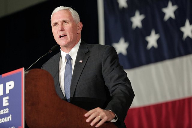 Напарник Трампа на выборах предложил жестко ответить России в Сирии