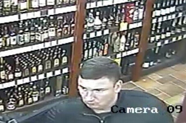 Вор на Range Rover в два захода обнес алкомаркет в Ревде на 4 тысячи рублей