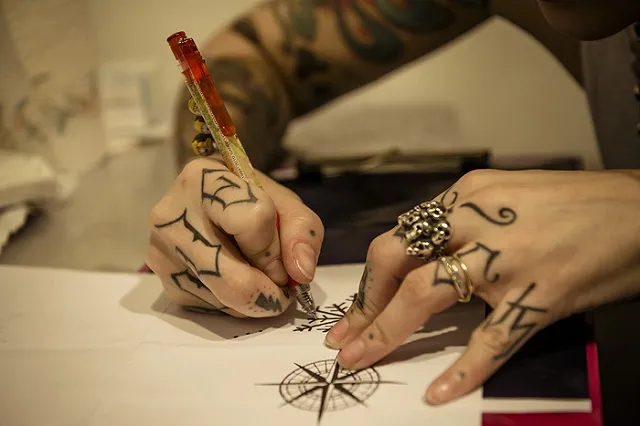 Красноярская школьница обратилась в полицию из-за фаллического тату на груди