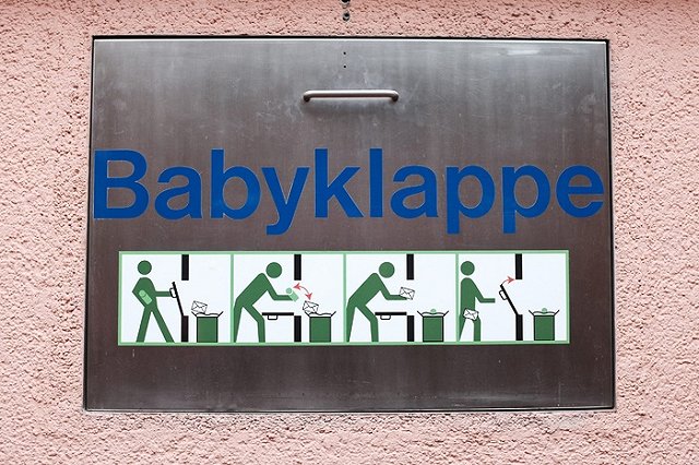 В Екатеринбурге младенец висел на заборе в пакете