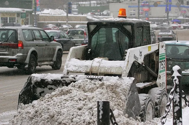 Коммунальщики активно борются с грязью на улицах Екатеринбурга