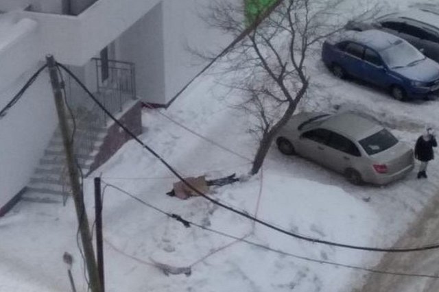 На Эльмаше под окнами многоэтажки нашли труп мужчины