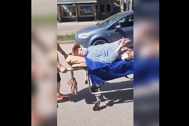 Женщина несколько километров везла супруга домой на больничной каталке
