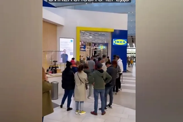 В Екатеринбурге перед входом в IKEA растянулась огромная очередь
