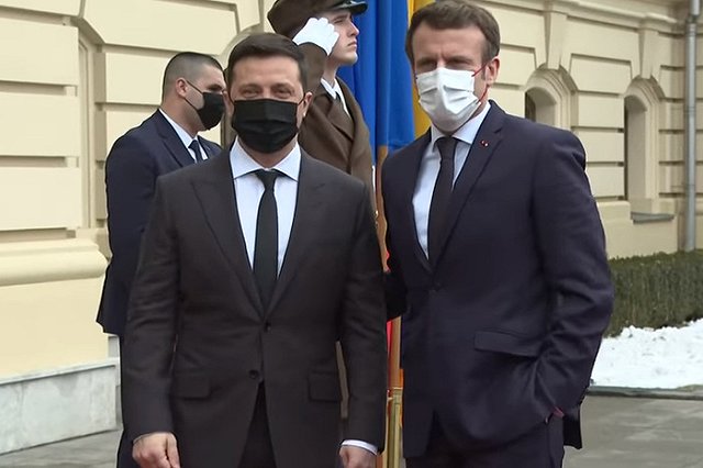 Макрон заявил, что Зеленскому придется вести переговоры с РФ