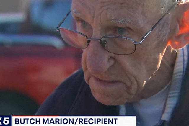 Пользователи Сети обеспечили выход на пенсию двум пожилым кассирам