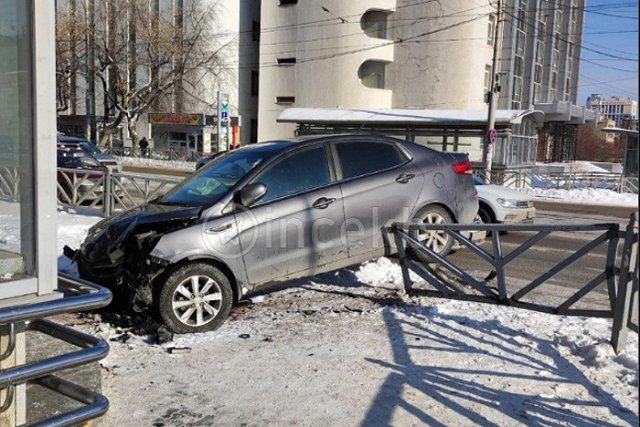 Водитель KIA едва не въехал в двери метро «Чкаловская» в Екатеринбурге