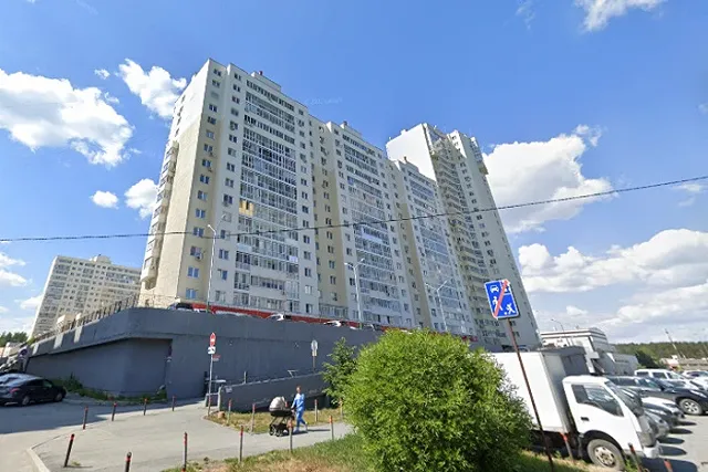 В Екатеринбурге пьяный дебошир выкидывает вещи из окна