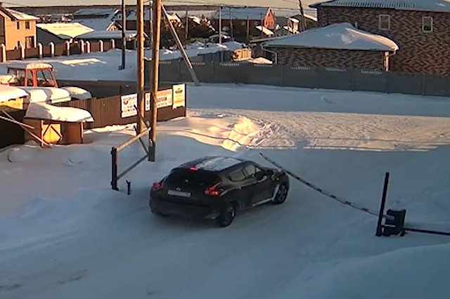 Автохамка терроризирует свердловский посёлок, гоняя на огромных скоростях и сбивая шлагбаумы